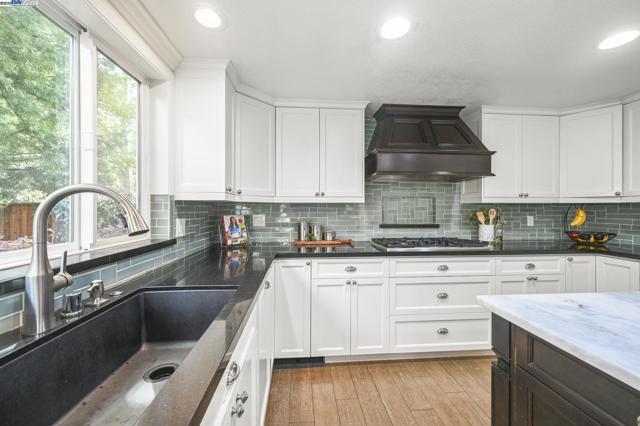 105 Creighton Way, Danville CA: https://media.crmls.org/mediaz/e3b04d89-1308-400c-b4bf-97b827a4d5bd.jpg