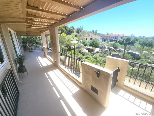 3933 Pinnacle Pl, Escondido CA: https://media.crmls.org/mediaz/e3b155ac-0a16-4d1a-b2a9-65f857252237.jpg