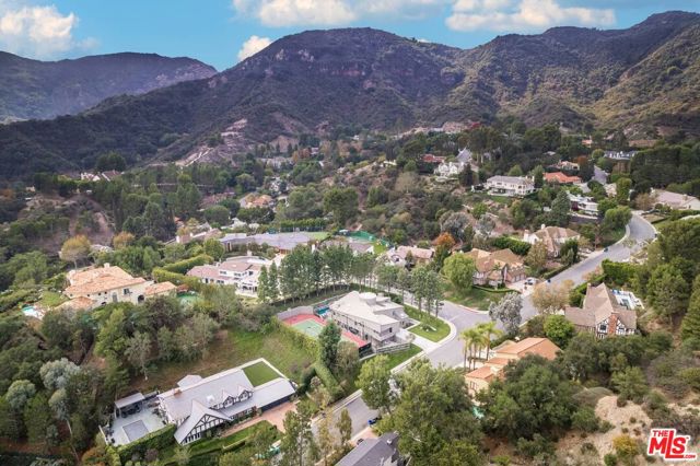 17765 Camino De Yatasto, Pacific Palisades CA: https://media.crmls.org/mediaz/e3b1e116-d5ba-4420-b646-73612bcb4a74.jpg