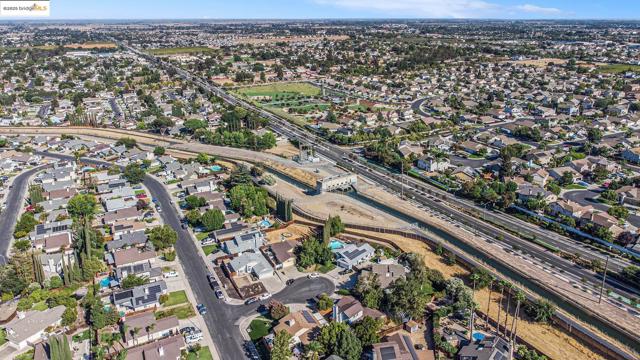 80 Mandeville Ct, Oakley CA: https://media.crmls.org/mediaz/e3b22810-35e5-45bb-b6bc-f39c2d670f8c.jpg