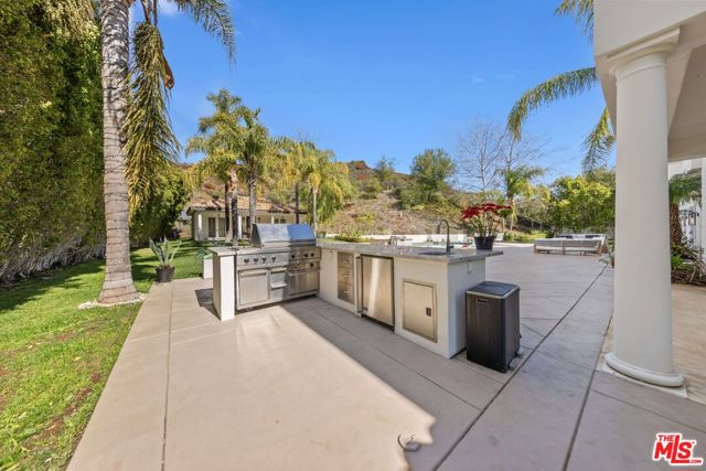 25043 Abercrombie Lane, Calabasas CA: https://media.crmls.org/mediaz/e3b24ad8-5eea-4677-93ea-4620dd0fe399.jpg