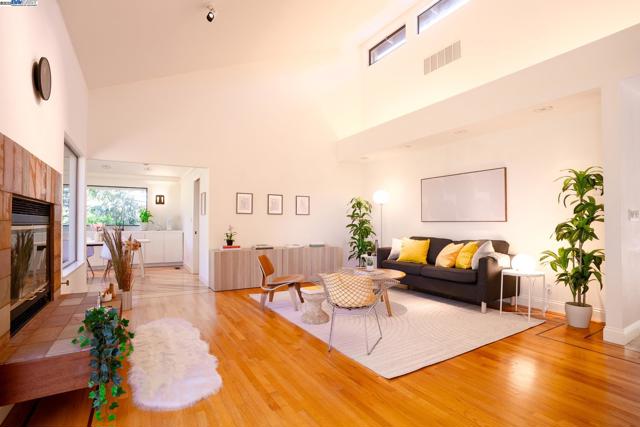 351 El Toyonal, Orinda CA: https://media.crmls.org/mediaz/e3b29d8d-ec75-4c20-befc-51b290e41829.jpg