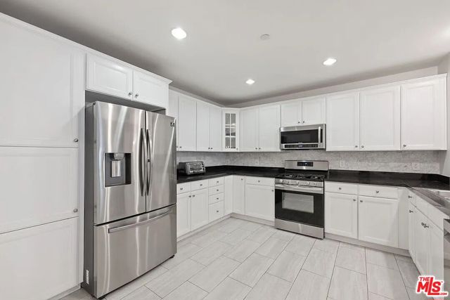 1522 Amherst Avenue, Los Angeles CA: https://media.crmls.org/mediaz/e3b2ecaa-02b8-431c-8df3-219115d55d73.jpg