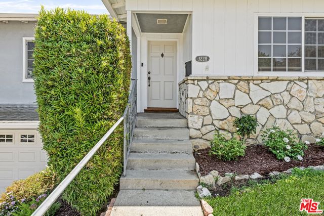 3228 Sagamore Way, Los Angeles CA: https://media.crmls.org/mediaz/e3b3abd7-ab27-4f9f-9a4c-bf7d530b08f3.jpg