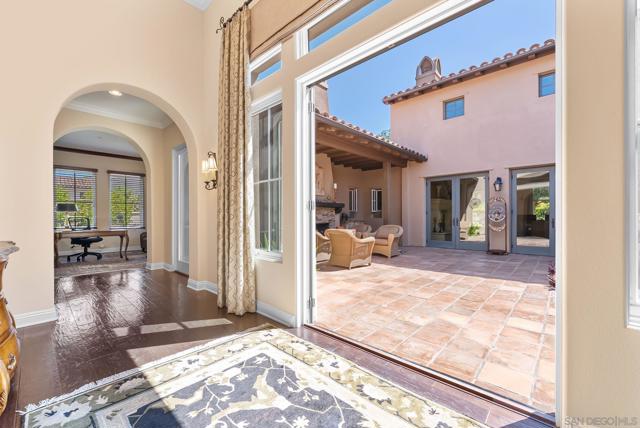 17075 San Antonio Rose Ct, San Diego CA: https://media.crmls.org/mediaz/e3b3ea77-acb7-4ce5-b935-1e8ee9fbf028.jpg