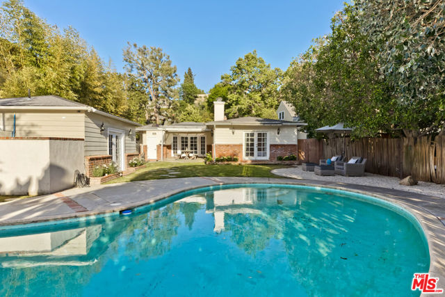 4219 Saugus Avenue, Sherman Oaks CA: https://media.crmls.org/mediaz/e3b4829d-5dad-40e6-904c-33b730000a44.jpg