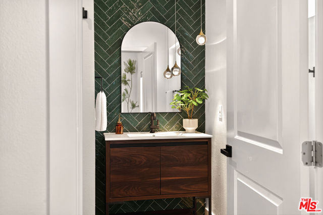 2603 Crestmoore Place, Los Angeles CA: https://media.crmls.org/mediaz/e3b48a16-080b-456d-97aa-3c7745367873.jpg