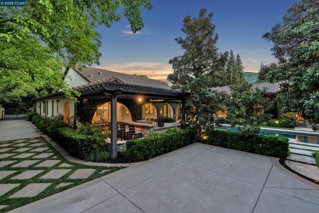 160 Camille Ave, Alamo CA: https://media.crmls.org/mediaz/e3b4d02e-7d34-4b7a-9299-4b0b2177bab2.jpg
