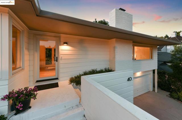 40 Westminster Dr, Oakland CA: https://media.crmls.org/mediaz/e3b58b0a-2b51-49a0-8769-bf3a7a02e7a5.jpg