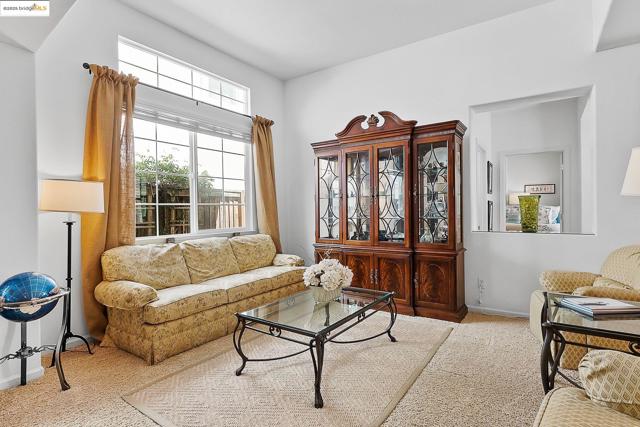 907 Snapdragon Way, Brentwood CA: https://media.crmls.org/mediaz/e3b64417-5bd0-4a60-8676-132198142dfd.jpg