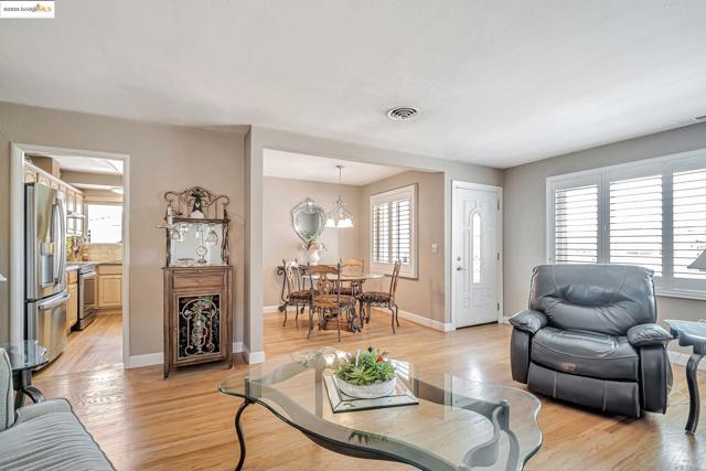 581 Fairway Street, Hayward CA: https://media.crmls.org/mediaz/e3b65b38-5b72-4dea-99f2-630a6261cdd3.jpg