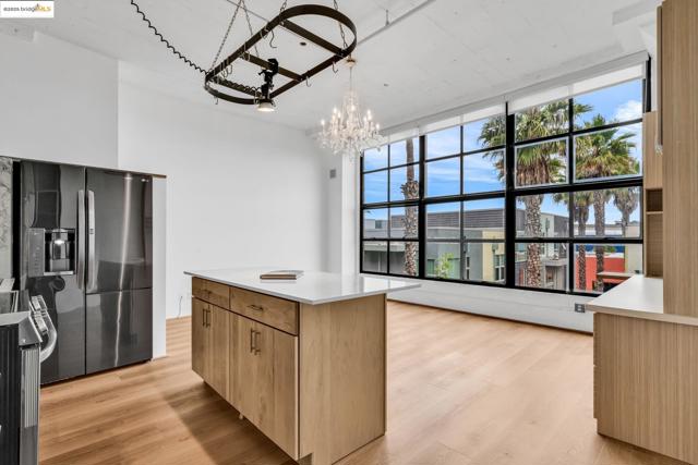 1500 Park Ave, Emeryville CA: https://media.crmls.org/mediaz/e3b69334-939f-490c-adf1-e9a066403af2.jpg