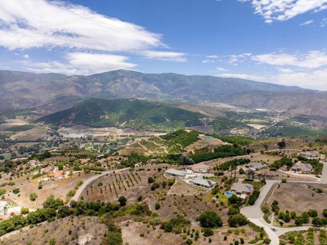 31662 Orange Blossom Ct, Valley Center CA: https://media.crmls.org/mediaz/e3b6afd7-e119-40c1-b1d2-fdf60dd623f1.jpg