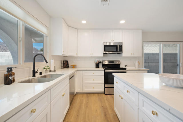 53560 Avenida Herrera, La Quinta CA: https://media.crmls.org/mediaz/e3b6b494-643c-4fbd-bf0d-7d4ae5c3dceb.jpg