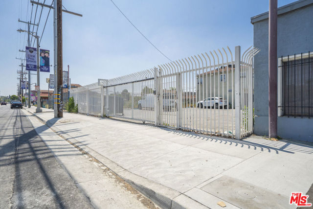 1452 W Jefferson Boulevard, Los Angeles CA: https://media.crmls.org/mediaz/e3b6eaa3-5ba4-4bf7-a4ee-36d3bcfee9e8.jpg