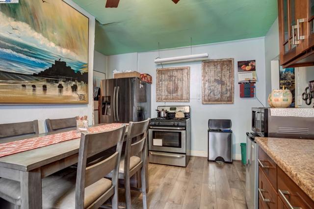 1725 96Th Ave, Oakland CA: https://media.crmls.org/mediaz/e3b6f53f-4384-432d-9d70-1e4f4031bcaa.jpg