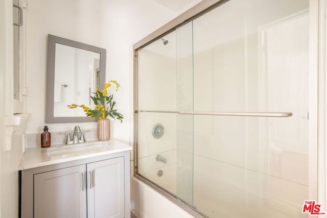 842 S Sycamore Avenue, Los Angeles CA: https://media.crmls.org/mediaz/e3b75099-6cb0-4ca7-8c5a-0636cc632899.jpg