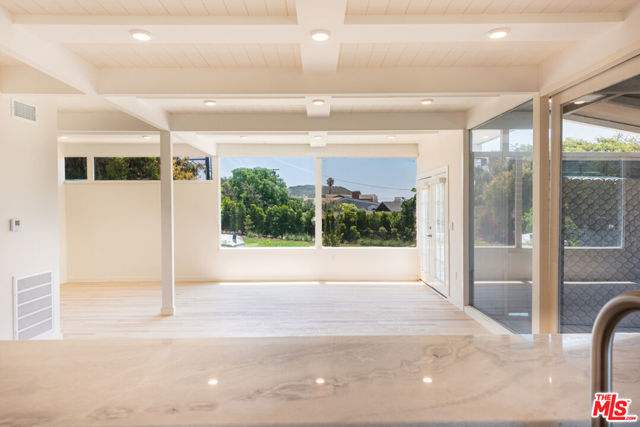 7273 Birdview Avenue, Malibu CA: https://media.crmls.org/mediaz/e3b7a488-5e94-4f97-b7b1-8eee0b94e1d3.jpg