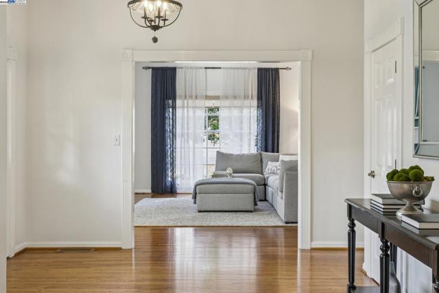 3801 Mohr Ave, Pleasanton CA: https://media.crmls.org/mediaz/e3b7d86a-7ae7-4248-865b-41c85c371145.jpg