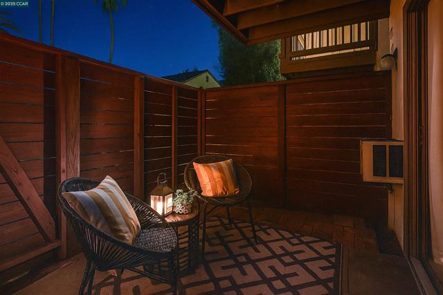 2730 Oak Rd, Walnut Creek CA: https://media.crmls.org/mediaz/e3b8bed8-6b6c-468f-b4cd-5d254bc6e9a9.jpg