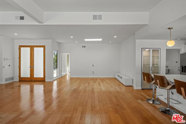 4207 Michelangelo Avenue, Woodland Hills CA: https://media.crmls.org/mediaz/e3b90389-ea45-4862-8155-ea2c6cf8d7dd.jpg