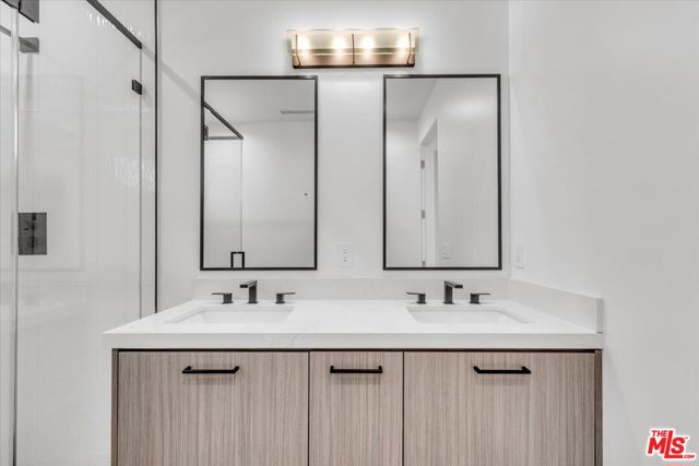5456 Hazeltine Avenue, Sherman Oaks CA: https://media.crmls.org/mediaz/e3b929d8-d8e4-4197-a393-ba177c3c93fb.jpg