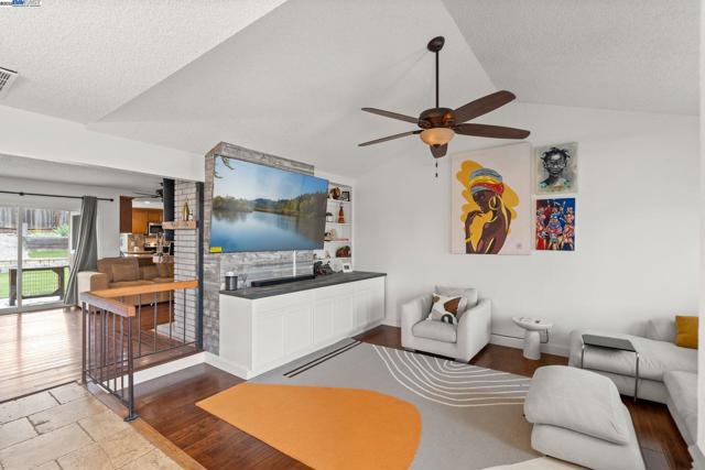 148 primrose ln, Vallejo CA: https://media.crmls.org/mediaz/e3b96e0d-b04d-492e-9435-a2cd5670b91b.jpg