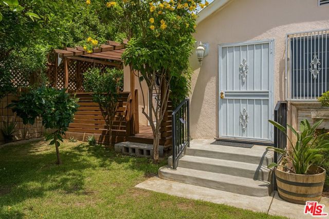 928 N Genesee Avenue, West Hollywood CA: https://media.crmls.org/mediaz/e3ba20b2-0dc8-400f-a15a-bb1fa7fa233c.jpg