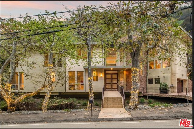 3685 Mandeville Canyon Road, Los Angeles CA: https://media.crmls.org/mediaz/e3ba4554-26e2-4c19-bb71-4a02cfce0cec.jpg