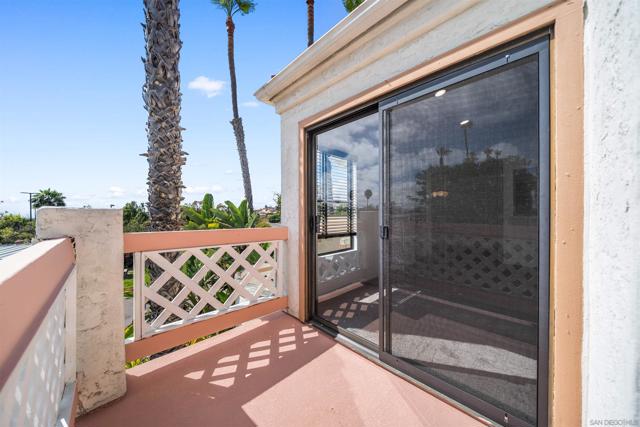 9302 Twin Trails Dr, San Diego CA: https://media.crmls.org/mediaz/e3ba9970-4816-445c-b98c-9cf7356f6238.jpg