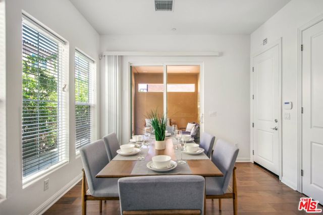 20659 W Beech Circle, Porter Ranch CA: https://media.crmls.org/mediaz/e3baf0d5-a314-46c0-9230-1e4f0410c5fc.jpg