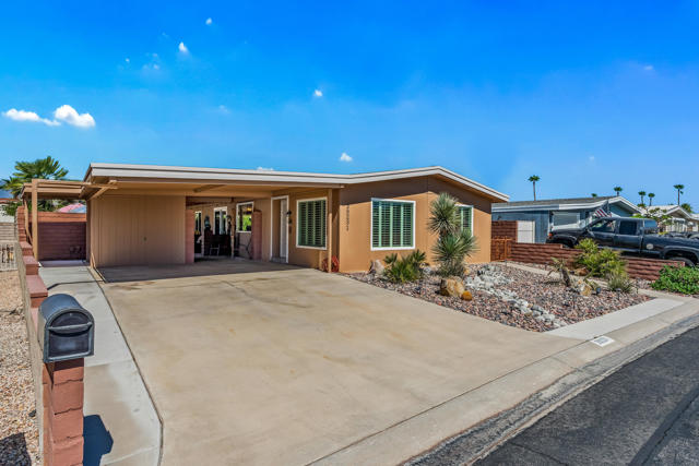 39231 Hidden Water Place, Palm Desert CA: https://media.crmls.org/mediaz/e3baf478-ce6d-4fa4-8459-d26538afc13d.jpg