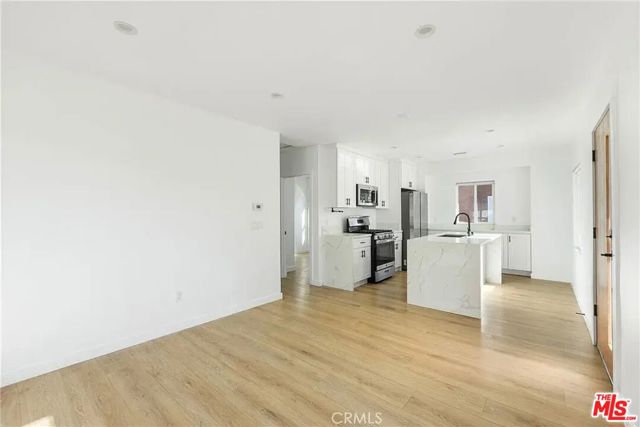 935 E Fairview Boulevard, Inglewood CA: https://media.crmls.org/mediaz/e3bb8704-8331-48d5-b196-ab871865e84d.jpg