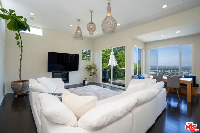 3865 Buena Park Drive, Studio City CA: https://media.crmls.org/mediaz/e3bcad27-2c3a-4d1f-bb26-5504c97bc16b.jpg