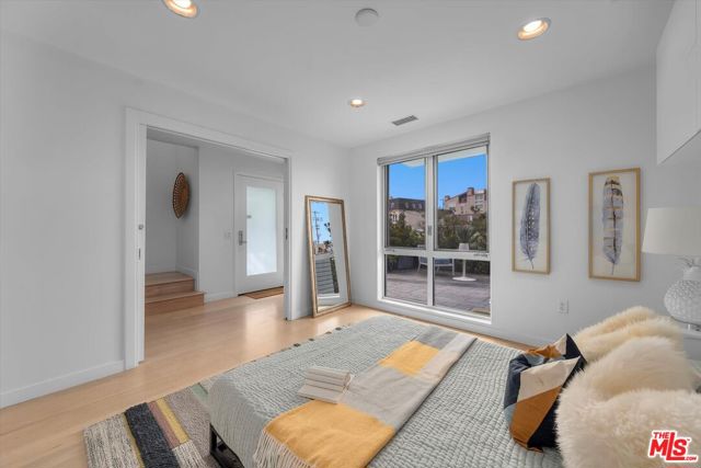 310 Washington Boulevard, Marina del Rey CA: https://media.crmls.org/mediaz/e3bcb05b-bfc4-450a-9623-3c4d65d5b01b.jpg