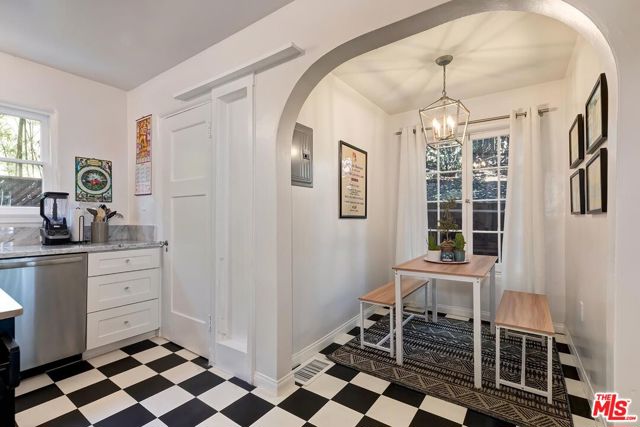 3484 Oak Glen Drive, Los Angeles CA: https://media.crmls.org/mediaz/e3bd5bb8-b204-4c70-b1b1-30ffff917c62.jpg