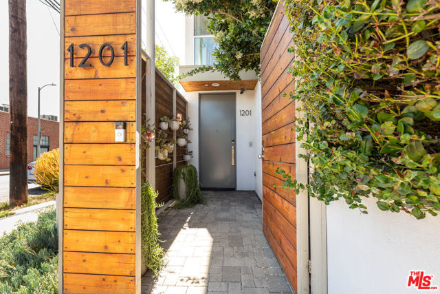 1201 N Las Palmas Avenue, Los Angeles CA: https://media.crmls.org/mediaz/e3bde90f-239b-4d4c-be27-6a3b2a31505c.jpg