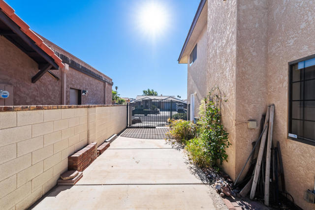 204 Fairway Drive, Needles CA: https://media.crmls.org/mediaz/e3be66d6-e822-4627-b09f-d6dec5a1dc0a.jpg