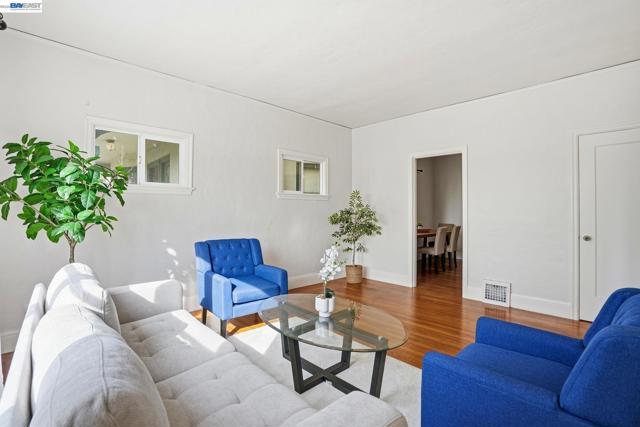 1424 Hampel St, Oakland CA: https://media.crmls.org/mediaz/e3bed3bf-94bc-4cf6-9afa-045680c1eee7.jpg