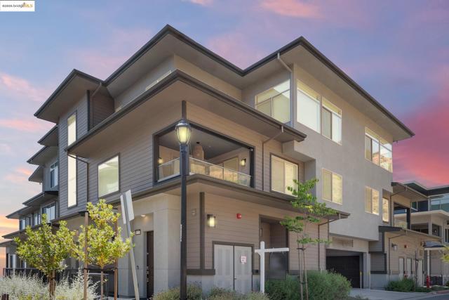 6757 Skyview Dr, Oakland CA: https://media.crmls.org/mediaz/e3bfb7f3-5473-4e8b-91a1-b372d5f598a8.jpg