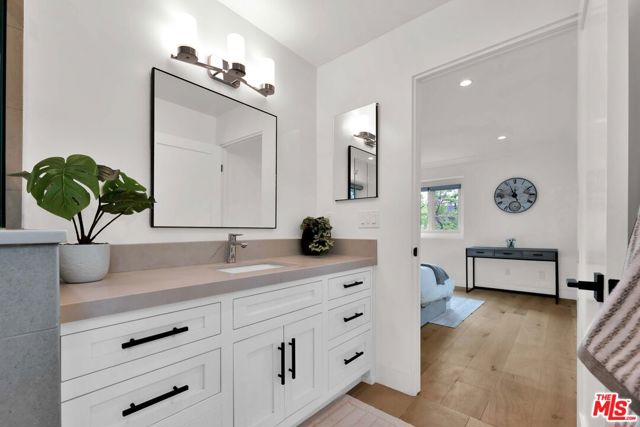 602 S Lucerne Boulevard, Los Angeles CA: https://media.crmls.org/mediaz/e3bfca2c-85d7-44c1-af4e-5c43ad094d86.jpg