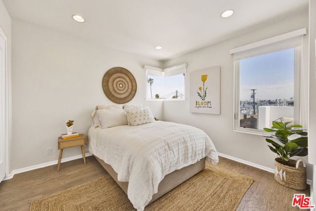 7019 E Seaside Walk, Long Beach CA: https://media.crmls.org/mediaz/e3bfda91-0e94-4bec-9b39-8f3d1e2d3584.jpg