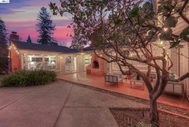 1785 Holly Ave, Menlo Park CA: https://media.crmls.org/mediaz/e3c0b3ad-4d61-4386-8128-aa9c47b406c6.jpg