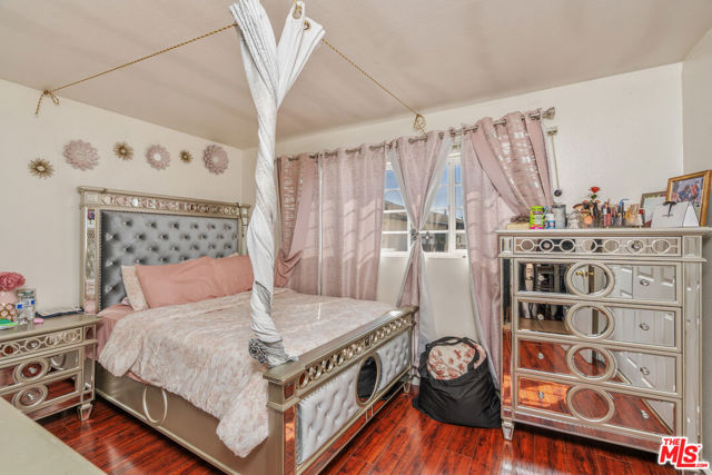 7442 Vineland Avenue, Sun Valley CA: https://media.crmls.org/mediaz/e3c0d004-bdc5-4b25-b127-2471ec9a181e.jpg