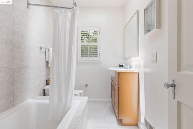 2333 Leimert Blvd, Oakland CA: https://media.crmls.org/mediaz/e3c24431-261e-4164-98ee-f9ff9e525d1c.jpg