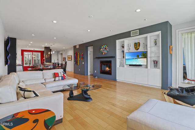 1524 Seabridge Lane, Oxnard CA: https://media.crmls.org/mediaz/e3c2e89c-4199-42b0-ac78-dd2e2c8f6a5a.jpg