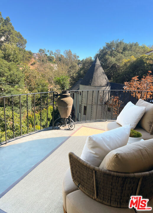 3105 Ledgewood Drive, Los Angeles CA: https://media.crmls.org/mediaz/e3c3bcb8-7378-4e85-8a81-1a5ef544fbf5.jpg