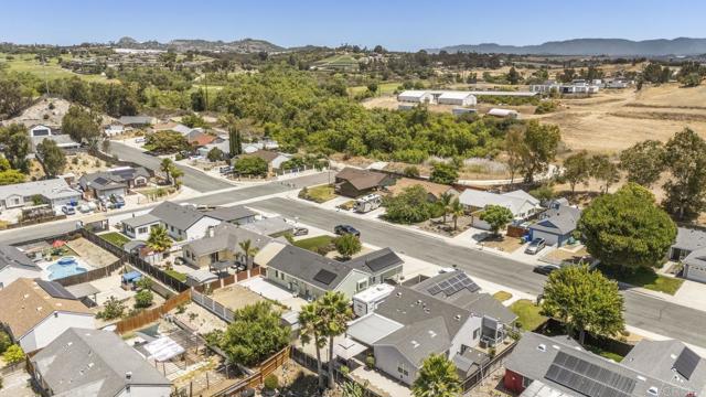 724 Hollowglen Road, Oceanside CA: https://media.crmls.org/mediaz/e3c4465f-ddc1-41c8-876f-e08b30d19622.jpg