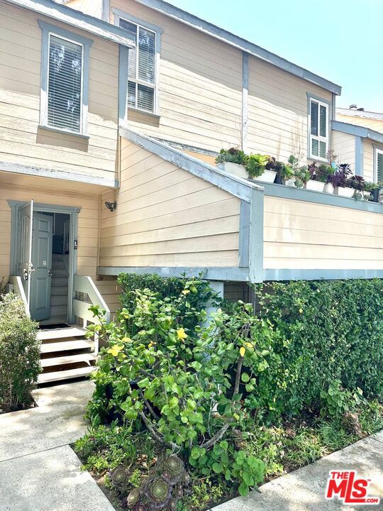9901 Independence Avenue, Chatsworth CA: https://media.crmls.org/mediaz/e3c513a0-98b5-4856-afd9-f12d0f834c2d.jpg