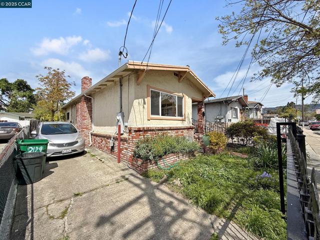 2129 Harrington Ave, Oakland CA: https://media.crmls.org/mediaz/e3c5740d-bad5-4667-9e6b-8e6bf773e5f4.jpg